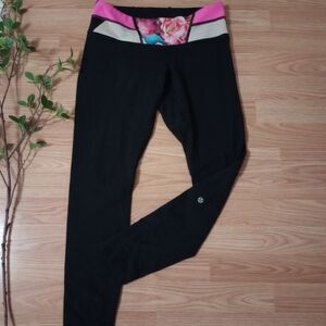 Lululemon Secret Garden Wunder Under black leggings size 6